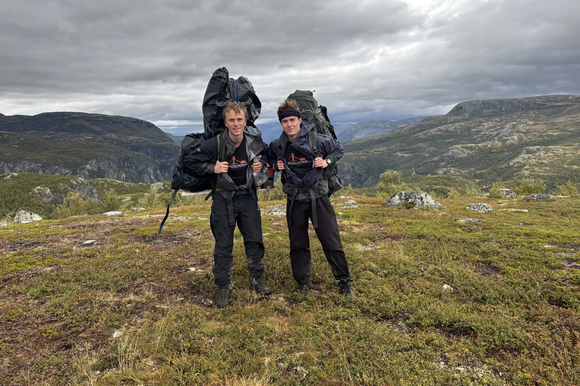 ResupplyNorway-bærere med tung last i fjellterreng